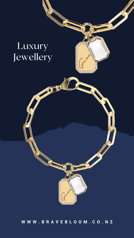 Guess Jewellery 'Crystal Tag' Necklace long chain in gold tone featuring a Gold Tag